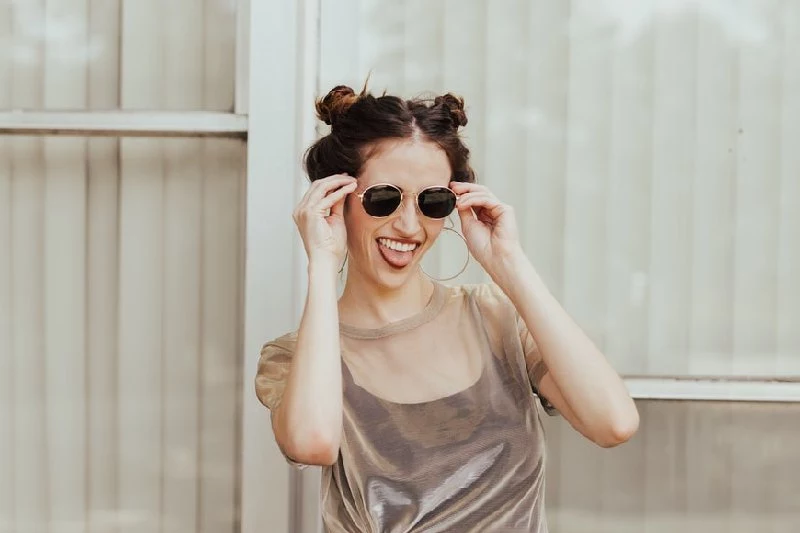 einfache frisuren für jeden tag space buns mädchen mit sonnenbrille