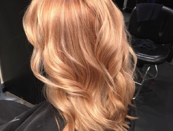 erdbeerblonde haare mit blonden strähnen