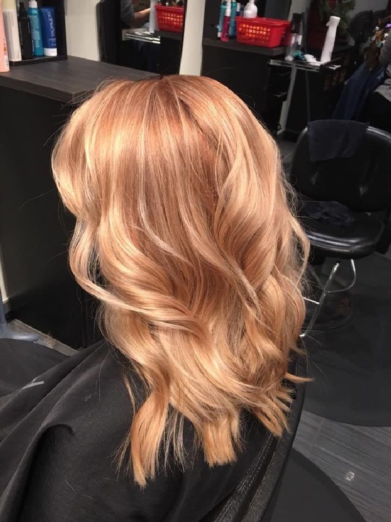 erdbeerblonde haare mit blonden strähnen