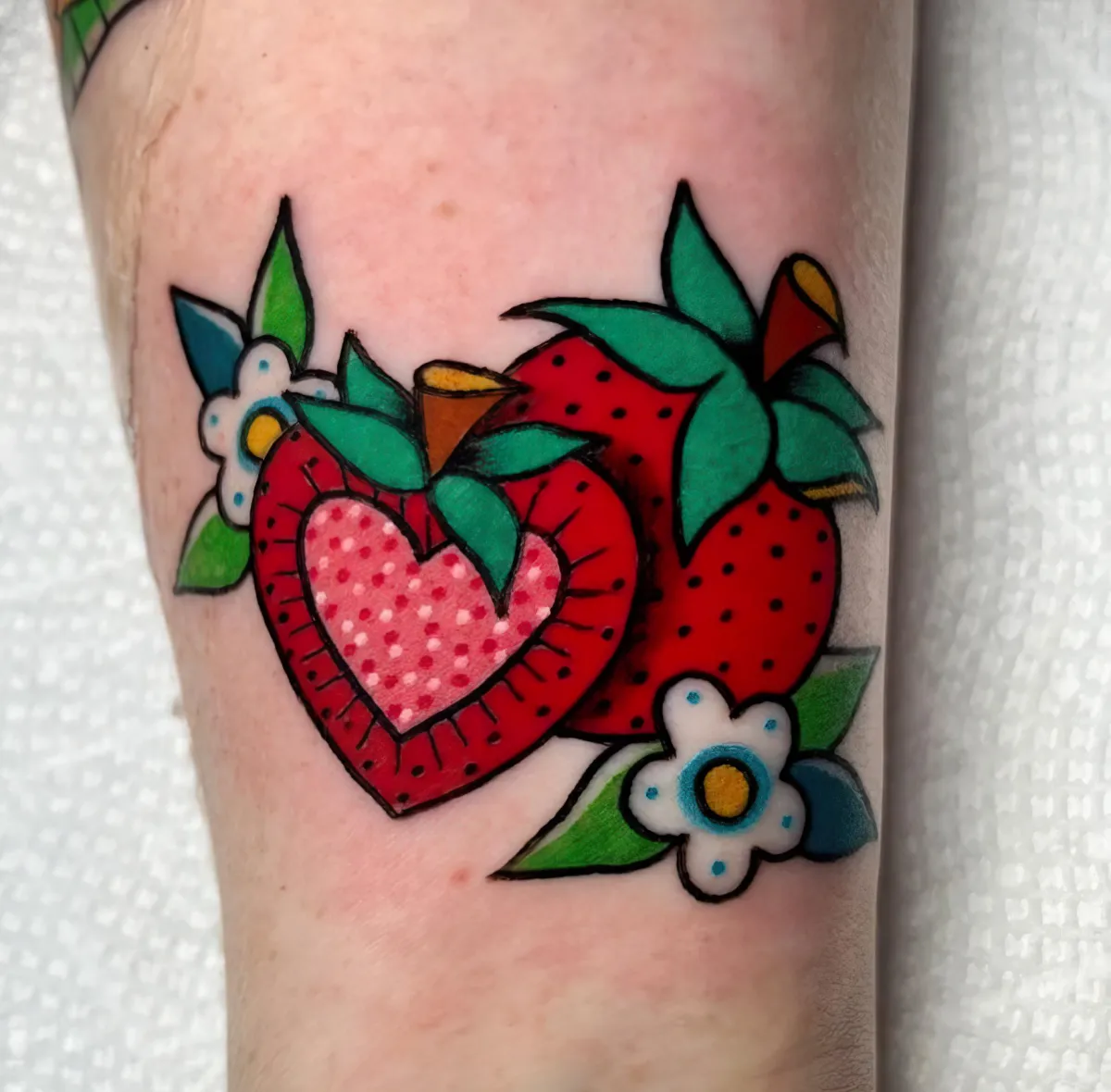 erdbeeren tattoo herzenformig farbig kleine weiße blüten