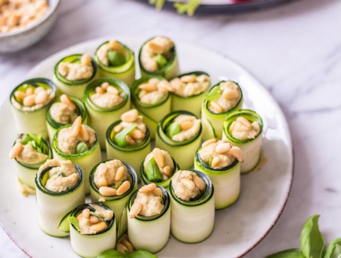 finger food kalt zum zubereiten zucchini röllchen mit basilikum hummus