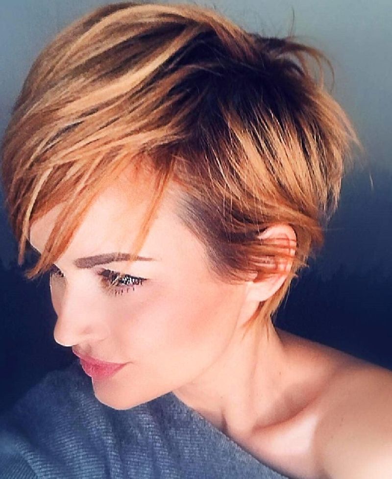 frisur 2022 long pixie cut rötliche strähne