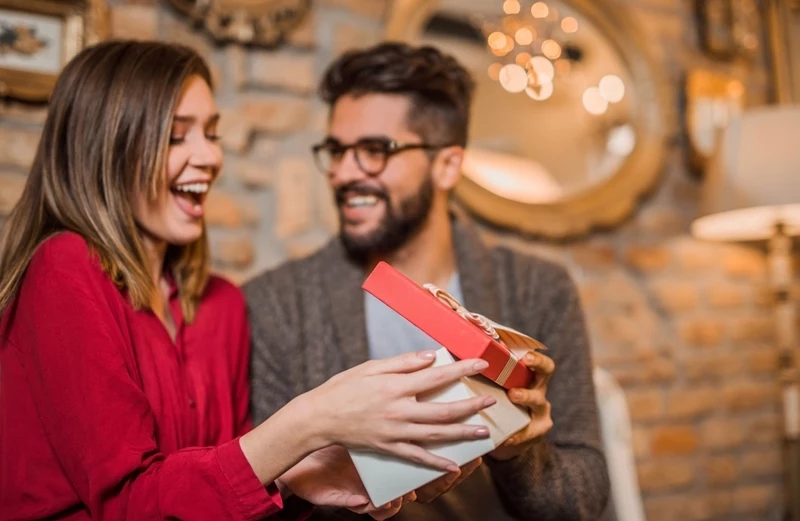 geschenk zum valentinstag moderne geschenkideen frau man präsent