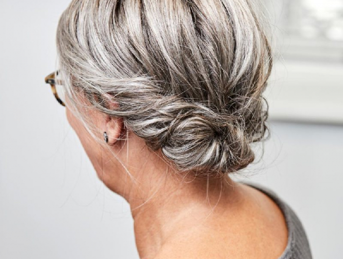 hochsteckfrisuren einfach für ältere damen graues haar aufpeppen
