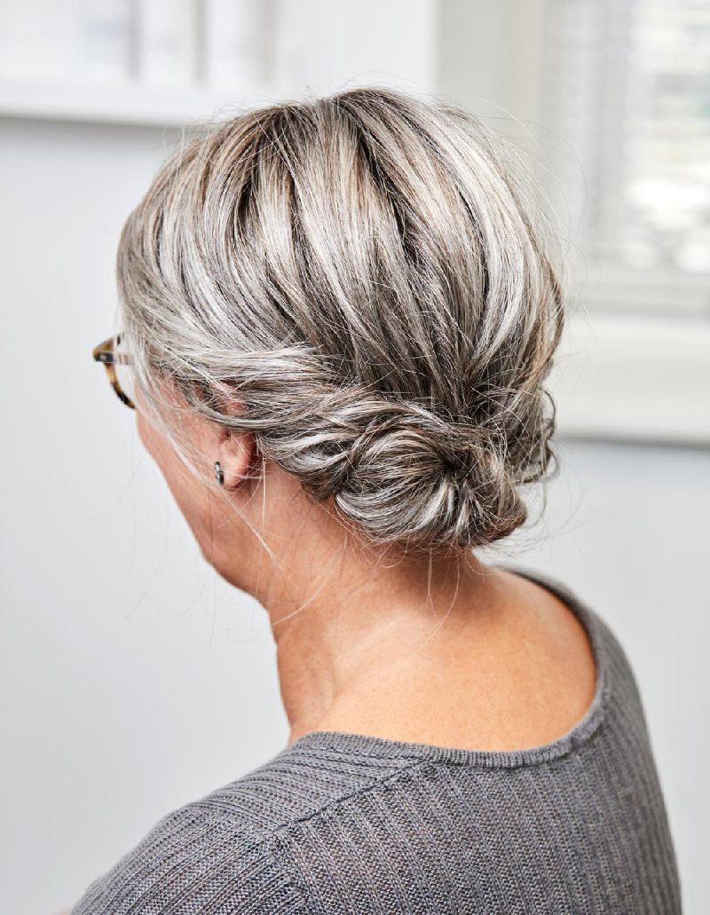 hochsteckfrisuren einfach für ältere damen graues haar aufpeppen