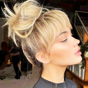 hochsteckfrisuren kurze haare laessiger dutt fuer den alltag blonde haare mit pony