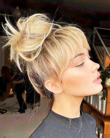 hochsteckfrisuren kurze haare laessiger dutt fuer den alltag blonde haare mit pony