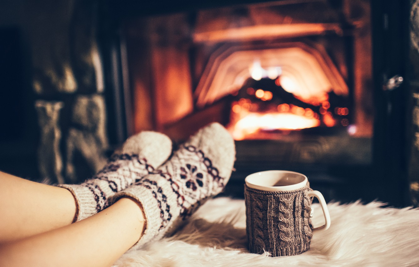 kaminofen reinigen ein mädchen mit socken und tasse tee