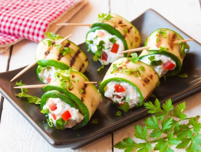 kleine snacks für gäste schnell gemacht zucchini röllchen mit frischkäse