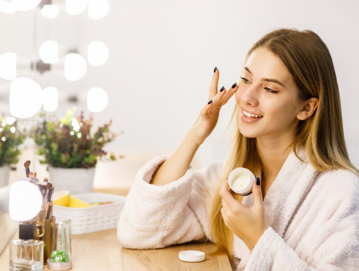kosmetikspiegel mit beleuchtung kosmetikspiegel online de vergrößerungsspiegel mädchen trägt gesichtscreme auf