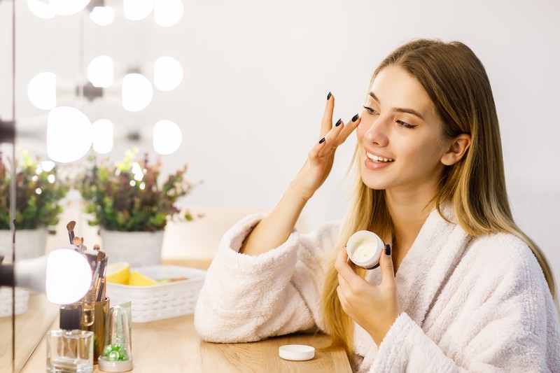 kosmetikspiegel mit beleuchtung kosmetikspiegel online de vergrößerungsspiegel mädchen trägt gesichtscreme auf