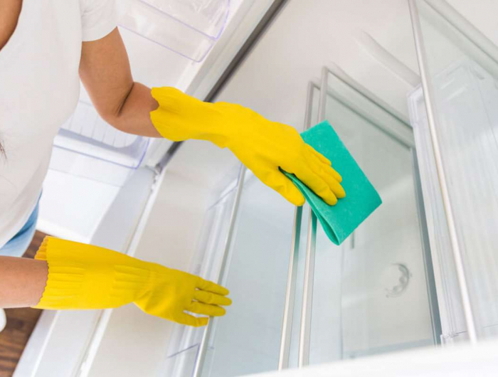 kühlschrank auch innen putzen ist ein wichtig teil von der reinigung des kühlschrank.jpg