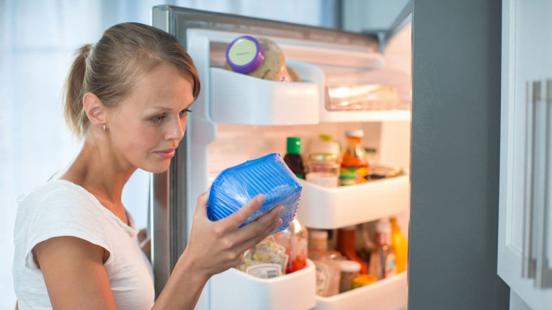 kühlschrank auffangbehälter leeren und reinigen leicht ohne viel zeit zu verbringen.bg
