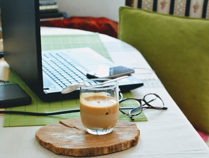 kunstrasen grünes haus büro laptop und kaffee