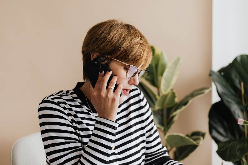 long pixie cut frau arbeitet zu hause