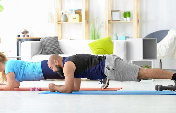 muskelaufbau zu hause mit partner zusammen plank machen home workout übungen