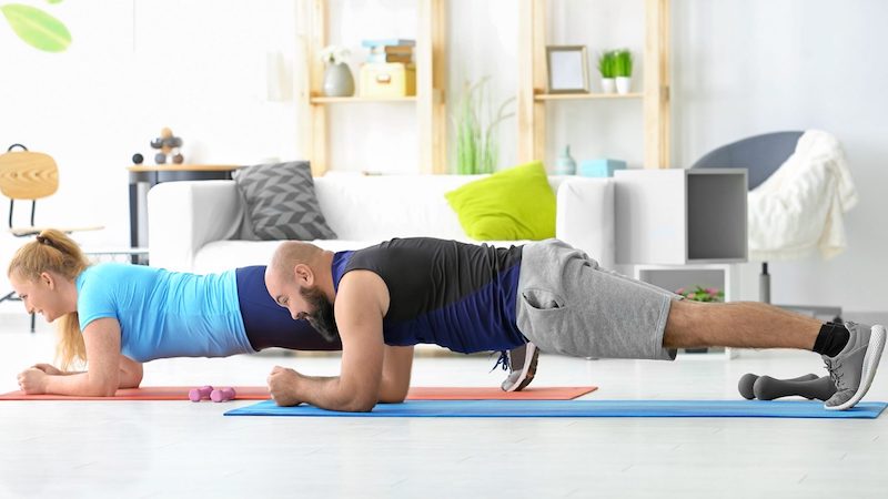 muskelaufbau zu hause mit partner zusammen plank machen home workout übungen