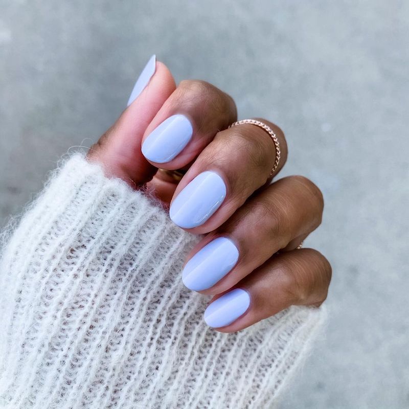 nagellack trend frühling 2022 bagellack farben blau lila nuance kurze nagelplatte