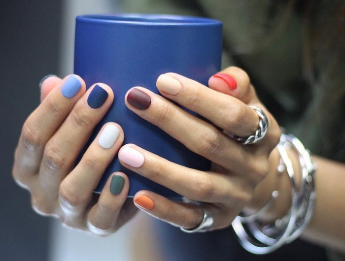 nägel 2022 bunte nägel was sind die aktuellen nagellackfarben nagellackfarben kombinieren pastellnuancen