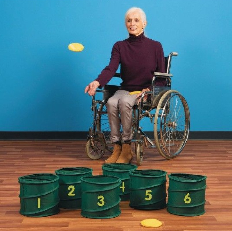neue idee für sitzgymnastik für senioren mit ball wie eine spiel.jpg