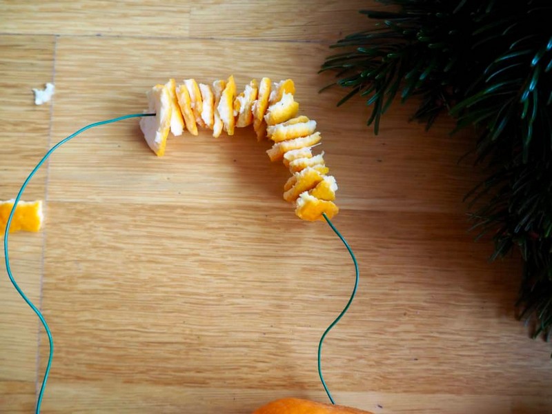 orangenschale durft was tun mit zitrusschalen getrockente zitrusschalen auf faden hängen
