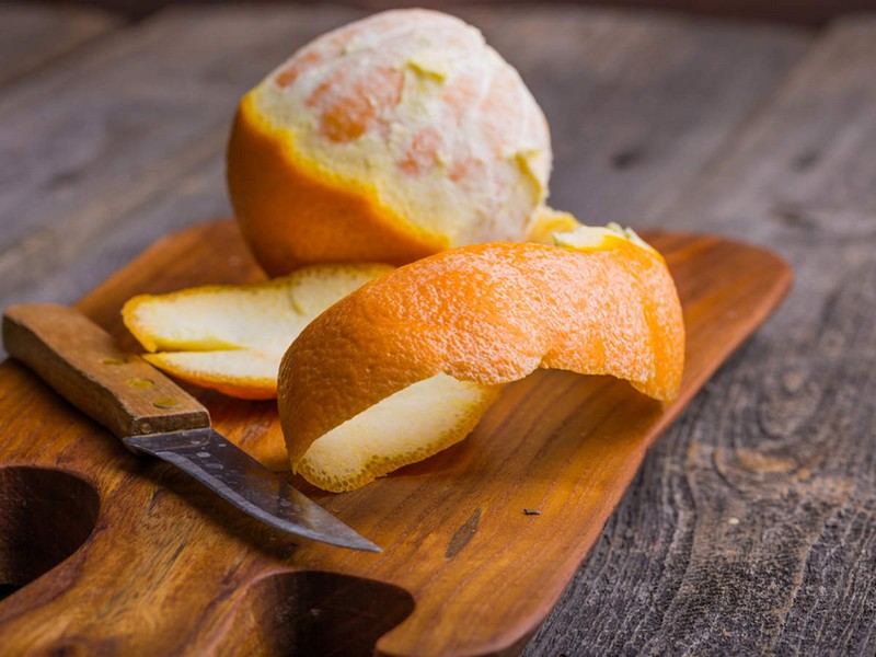 putzen mit orangenschalen wie trocknet man orangenscheiben für deko orangenschale trocknen