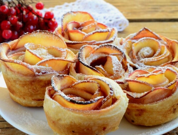schöne süße idee für muffins wie rosen handgemacht mit apfel und blätterteig.jpg