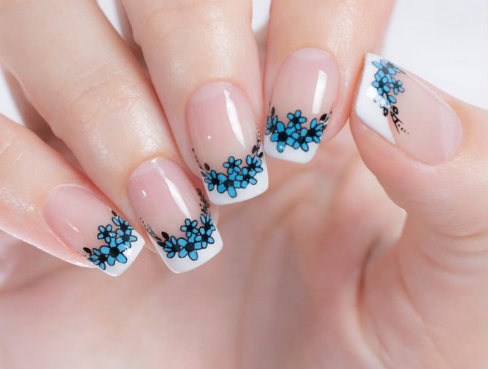 schöne nägel mit nagellack bunte nägel welche sind die aktuellen nagellackfarben neutraler nagellack mit blauen blumen details