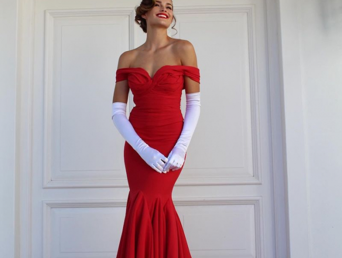 standesamt kleider lang rotes kleid 90er stil mit langen handschuhen