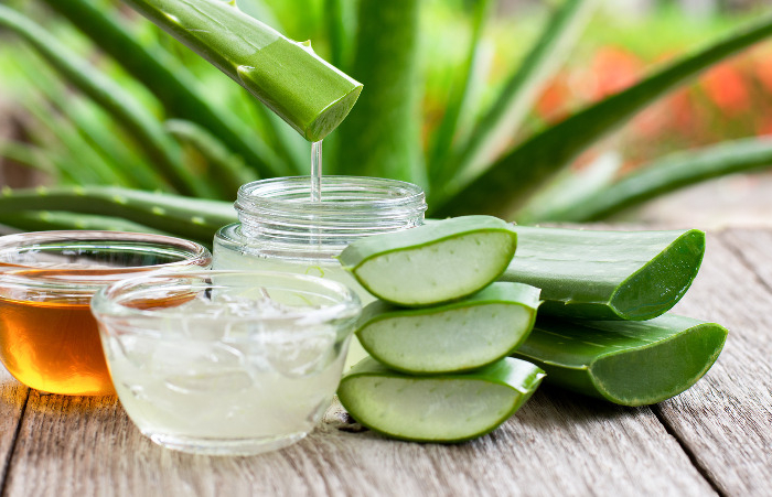 aloe,vera,leaf,with,aloevera,gel,and,honey,on,wooden