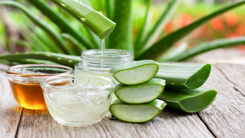 aloe,vera,leaf,with,aloevera,gel,and,honey,on,wooden