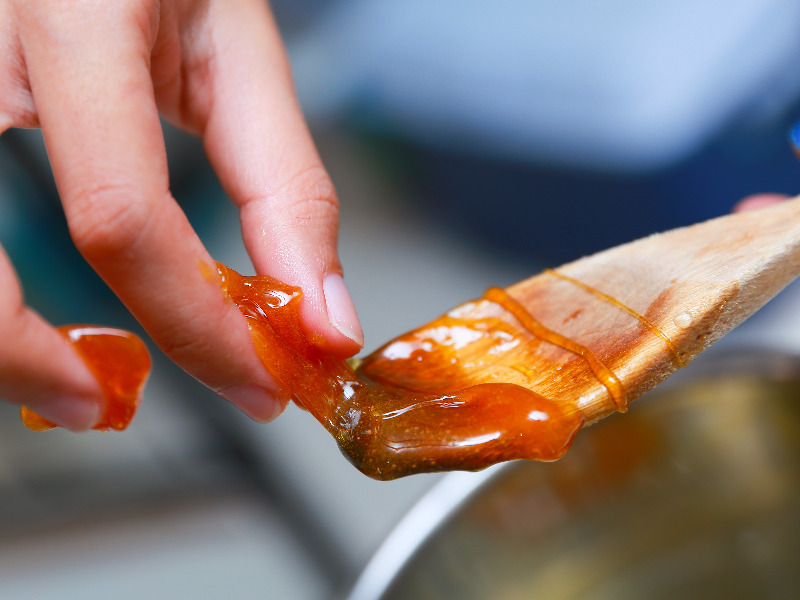 sugaring paste selber machen die paste mit der hand probieren