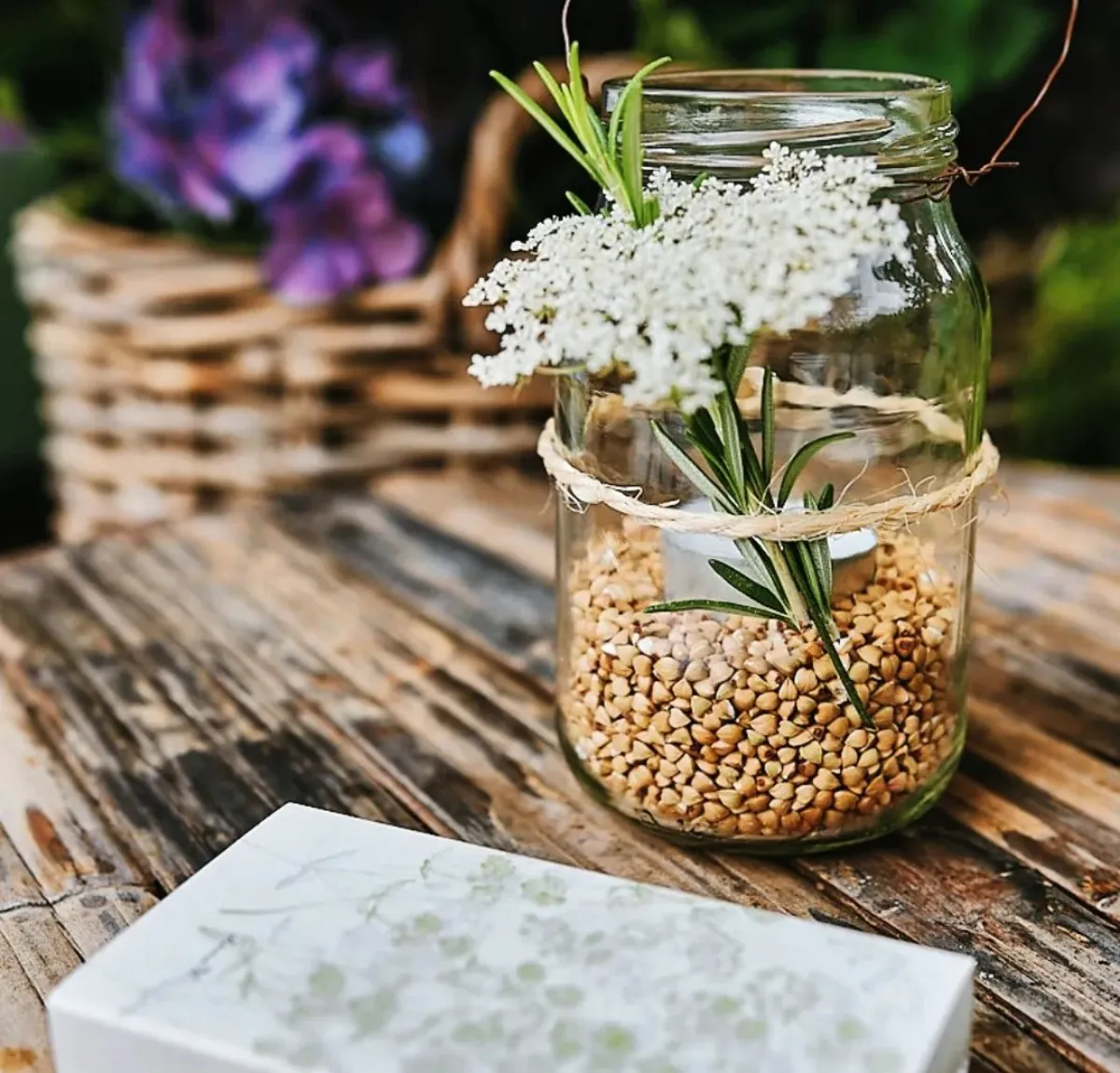 teelicht aus einmachglas mit blumen dekoriert