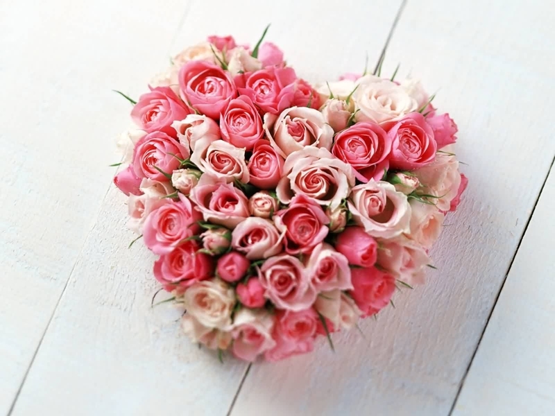 valentinstag geschenk idee für frau blumenstrauß herz mit rosa rosen lururiös