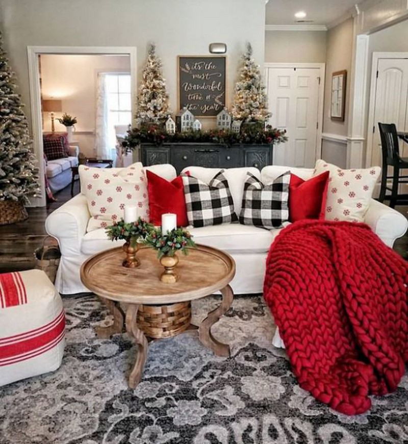 wann winter dekorieren welche deko ab januar winterdeko im wohnzimmer weißer sofa strickdecke in rot kisse
