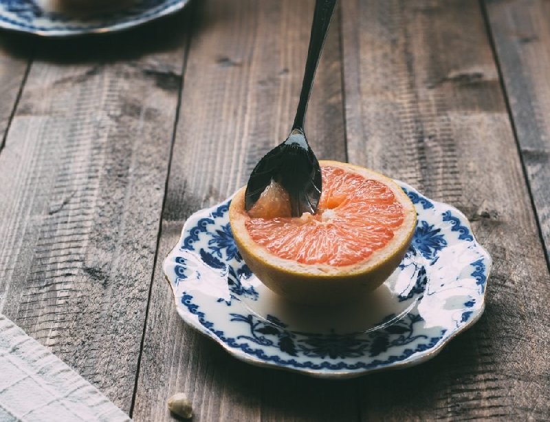 was regt den stoffwechsel an grapefruit auf dem teller