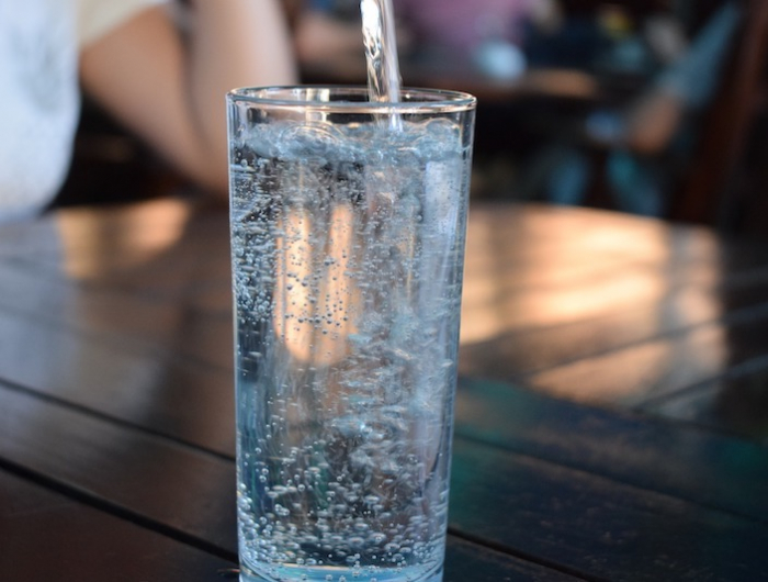 wasserspender zuhause was bewirkt ein wasserfilter glas mit sprudelwasser