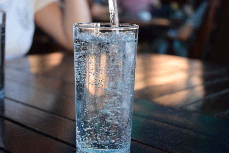 wasserspender zuhause was bewirkt ein wasserfilter glas mit sprudelwasser