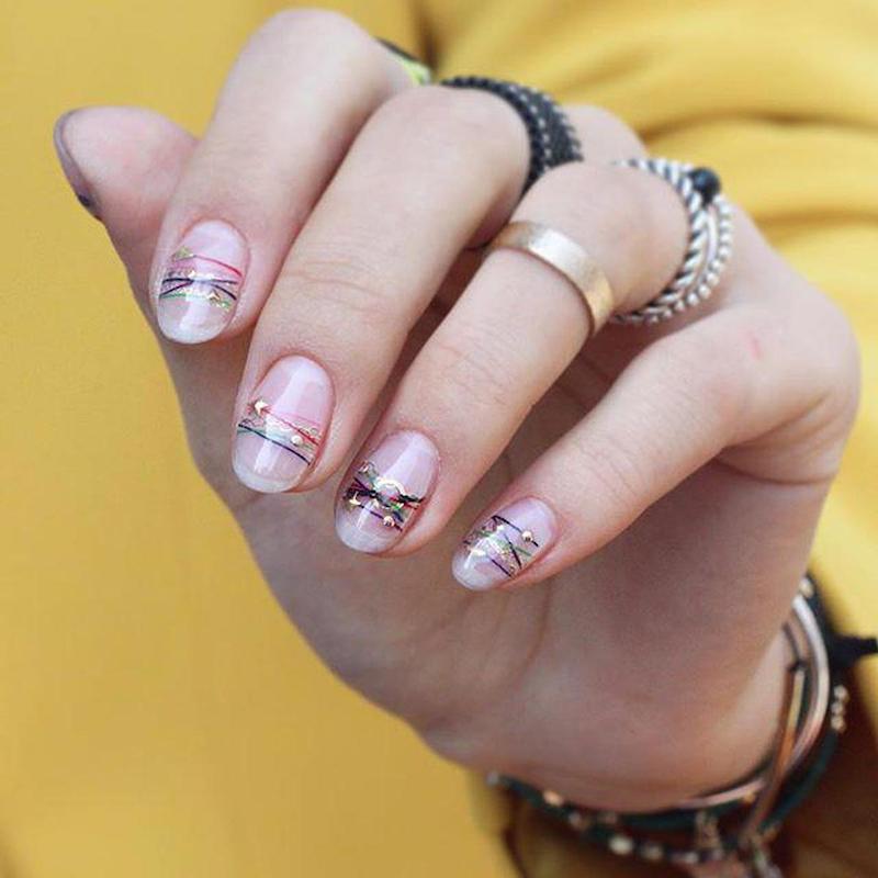 welche nagellackfarbe im herbst nagellack trend sommer hellrosa nägel mit dunklen linien und ornamente