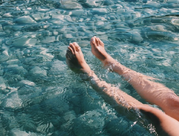 zuckerpaste haarentfernung glücklich und frei fühlen ein frau im schwimmbad
