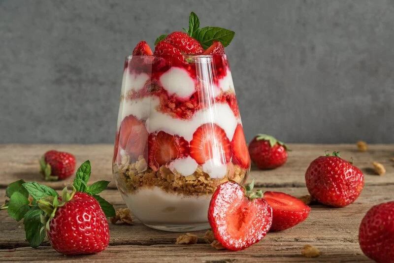 anleitung für erdbeer dessert im glas mit mascarpone oder sahne.jpg