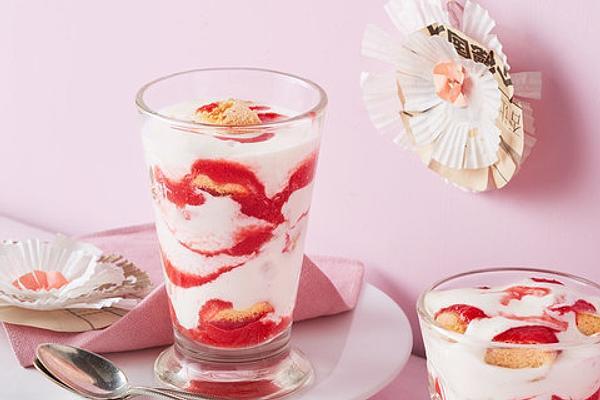 anleitung für mascarpone erdbeer dessert im glas für valentinstag selber machen.jpg