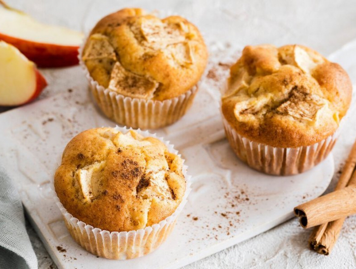 apfel zimt muffins muffins apel rezept drei fertige muffins fertige muffins
