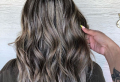 Winteredition Haar: Aschblonde Balayage auf braune Haare