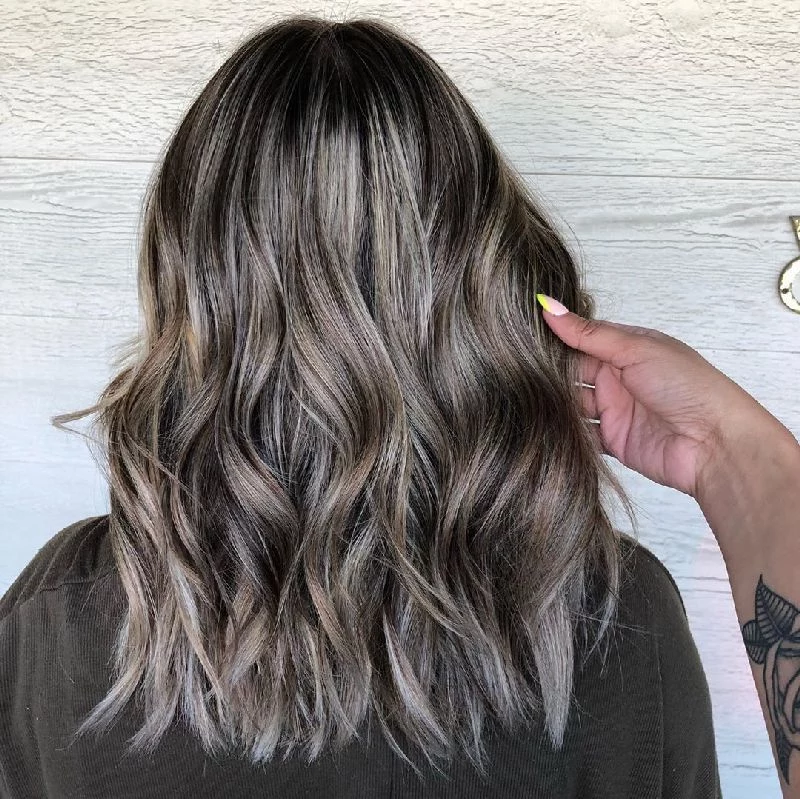 balayage braun aschblond mittellanges haar rücksicht