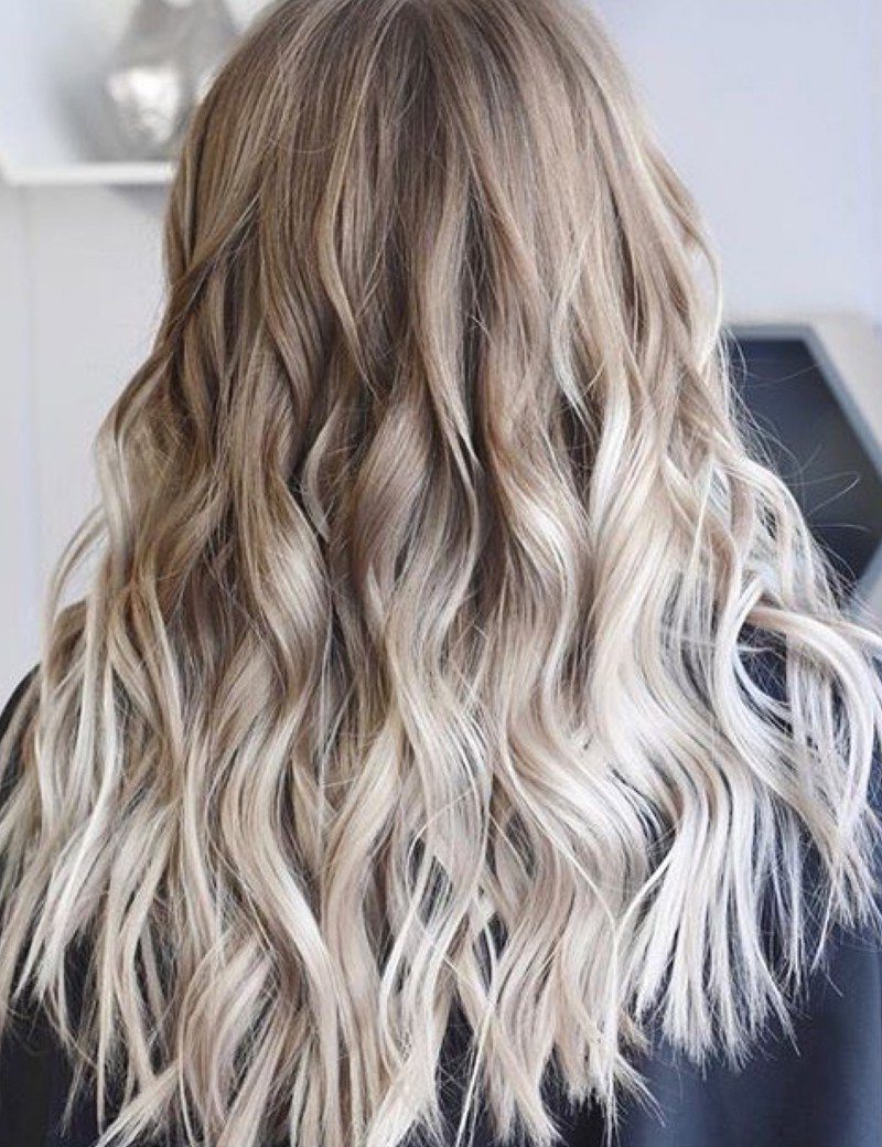 balayage dunkelblond lange haare mit locken