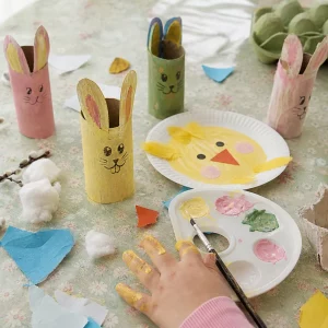 Bastelideen für Ostern: halbfertige Osterdeko auf dem Küchentisch