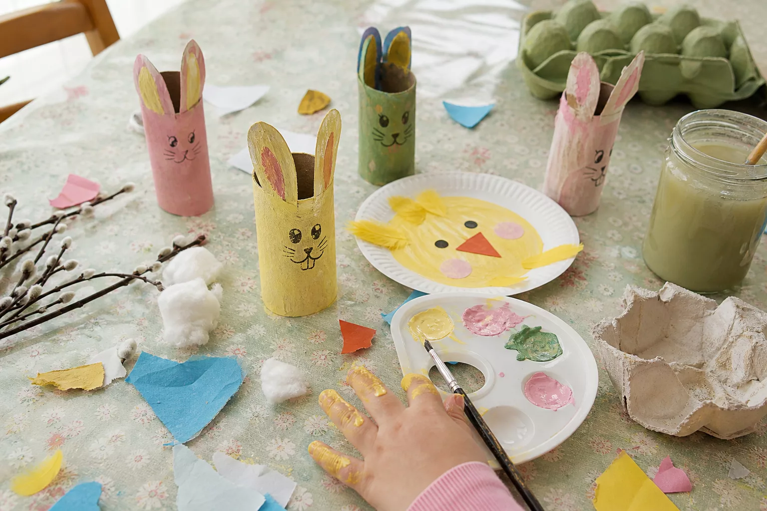 Bastelideen für Ostern: halbfertige Osterdeko auf dem Küchentisch