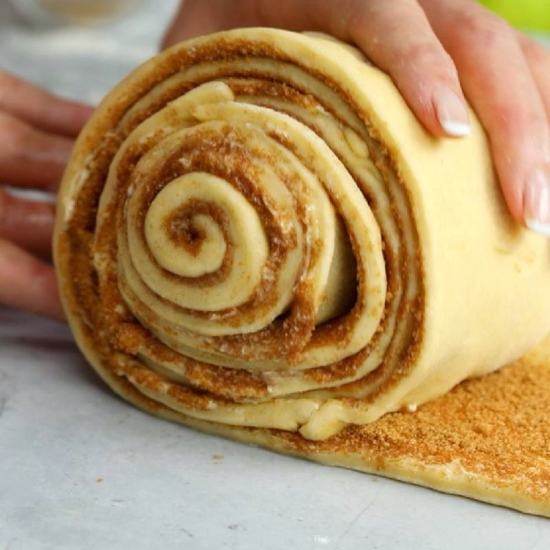 blätterteig zimtschnecken einrollen und schneiden