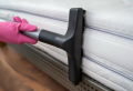 Die Matratze reinigen: Nützliche Tricks, wie Sie mit Hausmitteln Flecken entfernen